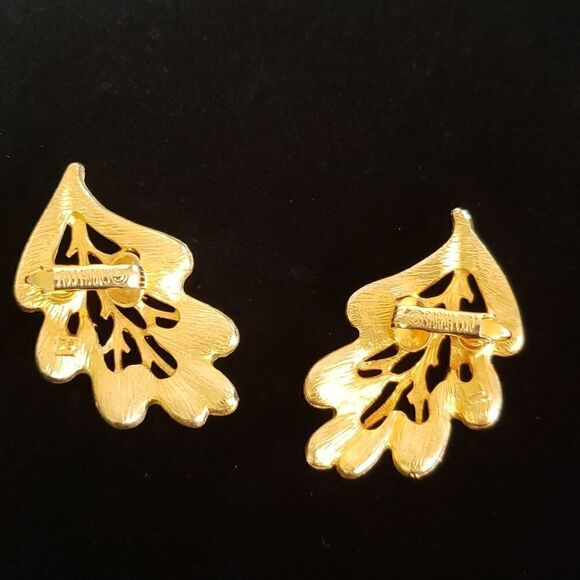 Vintage Signed Sarah Coventry  Goldtone and Green Resin Leaf Clip Earrin… - Picture 4 of 10